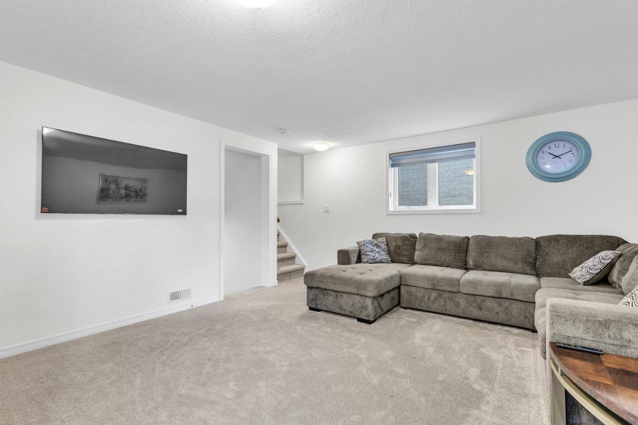 Modern 1 Bedroom + Den In Cambridge Bagian luar foto
