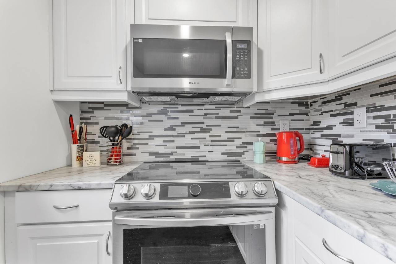 Modern 1 Bedroom + Den In Cambridge Bagian luar foto