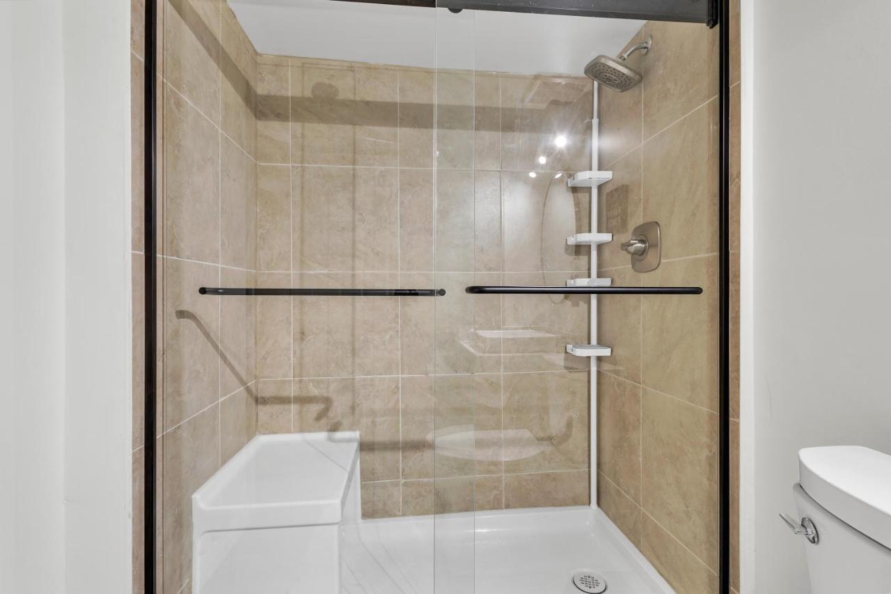 Modern 1 Bedroom + Den In Cambridge Bagian luar foto