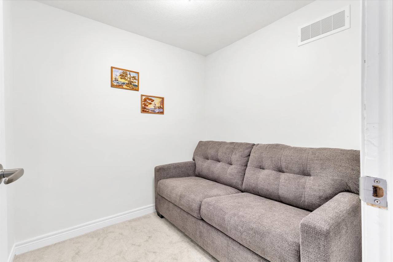Modern 1 Bedroom + Den In Cambridge Bagian luar foto