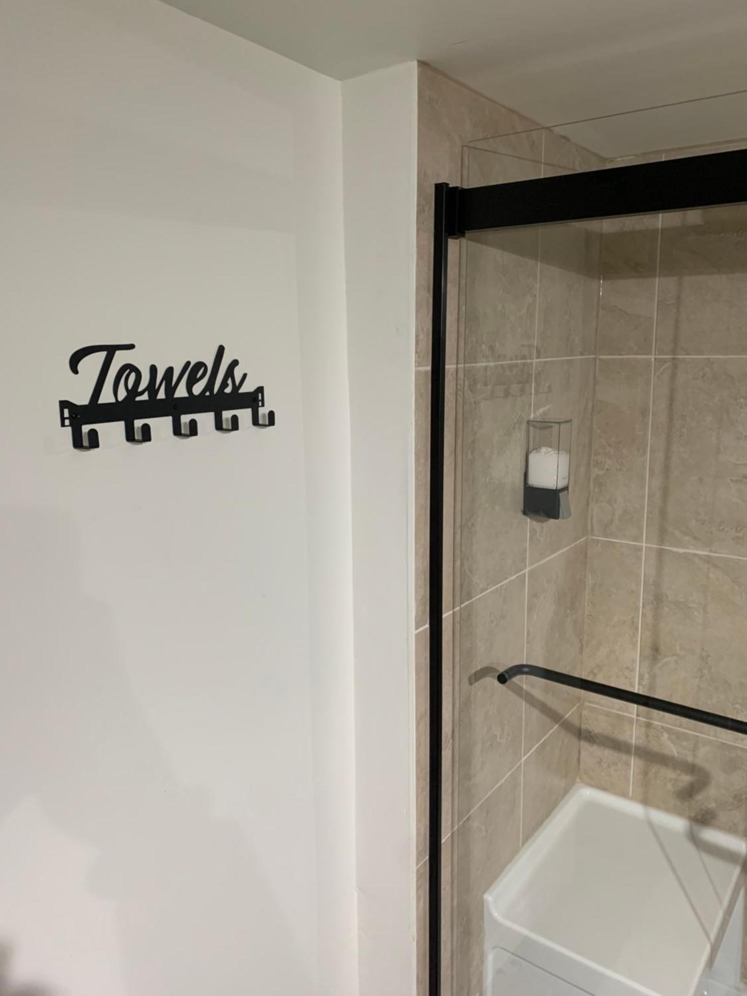 Modern 1 Bedroom + Den In Cambridge Bagian luar foto